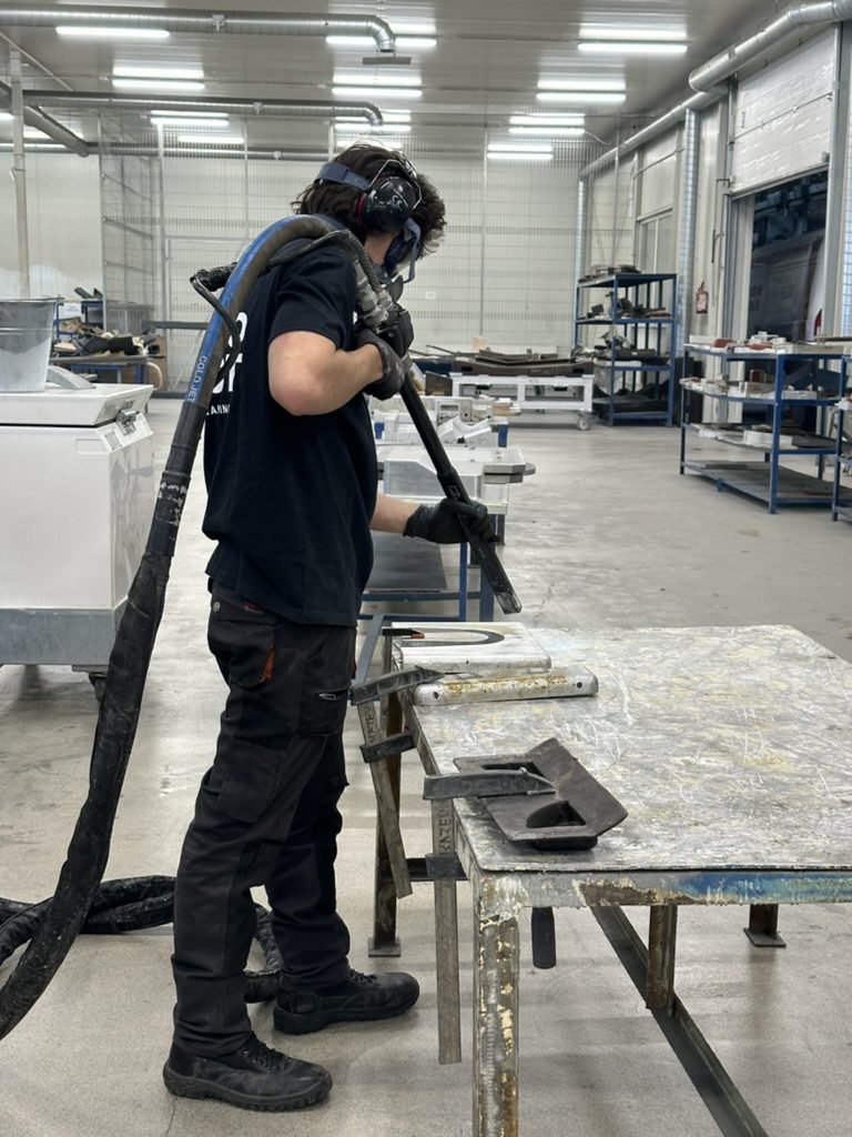 Technik TermoFrost czyści suchym lodem oprzyrządowanie na hali produkcyjnej